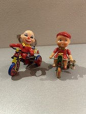 Jungs auf Dreirad mit Klingel