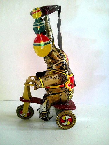 Elefant auf dreirad - elefant,